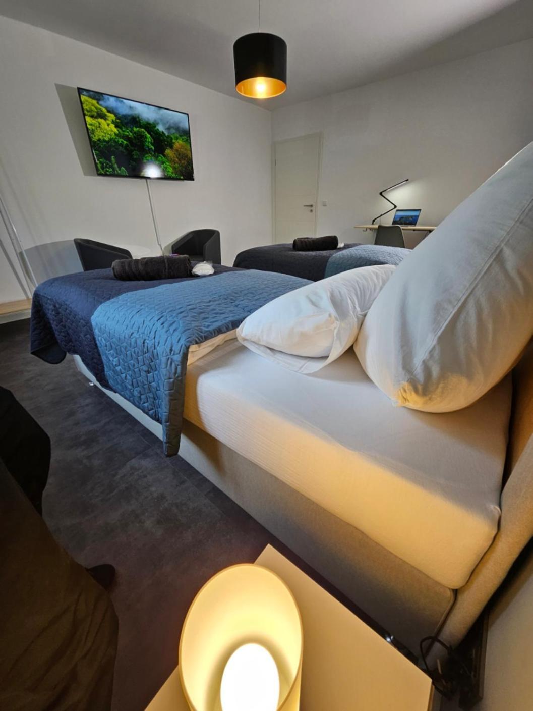 Modern Homes - Voll Ausgestatte Wohnung - Balkon - Hotelbetten - 4K Tv - Wlan Moers Exterior photo